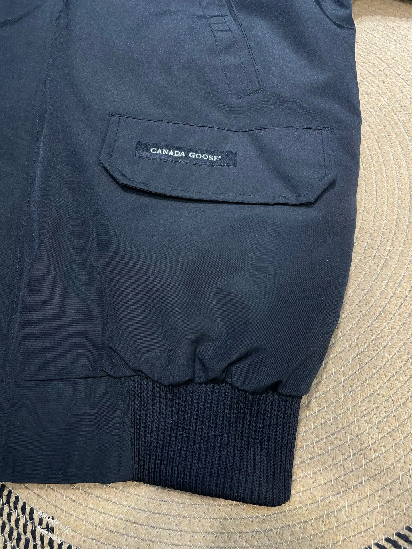 P780 high-end version Canada Goose Canada Goose #Chilliwack 7999M bomber jacket short down jacket/01 model #Men and Women Same Style# ➖ Genuine synchronous anti-counterfeiting chip sensor! ➖ Imported 21S polyester-cotton blended original fabric [last year’s 16S/18S hard fabrics have been completely eliminated, this year all use 21S genuine synchronous fabrics, the soft mid-strap feels delicate and textured], genuine synchronous Feather-Light 10D waterproof coating fabric, made of 84.5 polyester fiber and 15.5 cotton, 100% the best feel in the entire network! ➖ The genuine official website is synchronized with the national standard 80 white duck down, you can check the official website customer service, there will never be a series of misleading claims such as 90 down or goose down! ➖ Using the best nylon lining with double double-layer sealing design, velvet-proof No. 7 needle + grid-filled down ready-made garments, there is 100% no so-called velvet running! ➖ The cuffs are designed with thickened seamless threads, and the collar and pockets are lined with top-quality polar fleece to keep you warm and comfortable! ➖ Yoshida YKK provides original custom-made electroplated sliders. YKK two-way lockable zippers are tight and smooth and will not peel off paint! ➖ 3M composite guarantees that the Velcro is the same as the original, durable, and all accessories and hardware are custom-made! ➖ Imported BEHRINGER embroidery machine to customize the 10,000-needle embroidery logo, 98% of which can be reproduced to restore the original logo. You can check and compare on the official website! ➖ The fur collars are all made of large pieces of Western Canadian blue wolf hide, ensuring that each fur collar is 13-15cm wide!   Size:XS-XXL